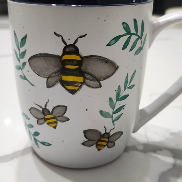 "Busy Bee" Ceramic Coffee Mug, NWT 🎉🤍💛🖤 - Picture 2 of 7
